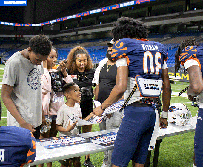 Slideshow: Roadrunners ring in Fiesta with annual <a href='http://qwat.ibelstaffjackets.com'>在线博彩</a> Football scrimmage